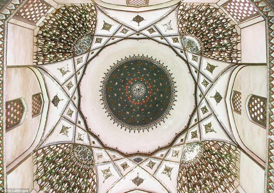 Trần nhà của Thánh đường Three Domes Moshtaghie. Theo nhiều chuyên gia, nơi đây có kiến trúc độc đáo nhất từng được tìm thấy ở Iran. Mỗi thánh đường trong khu nhà thờ Hồi giáo này lại có một kiến trúc, màu sắc và biểu tượng riêng biệt. (Nguồn: Dailymail)