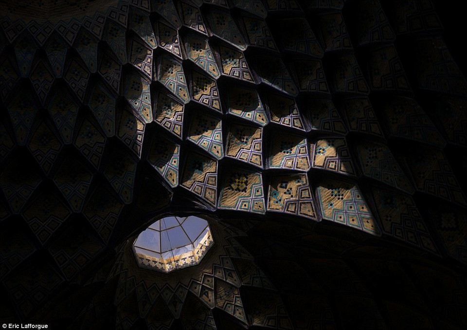 Một đoạn mái vòm trong chợ Timche Ye Amin Al Dowleh Caravanserai. (Nguồn: Dailymail)