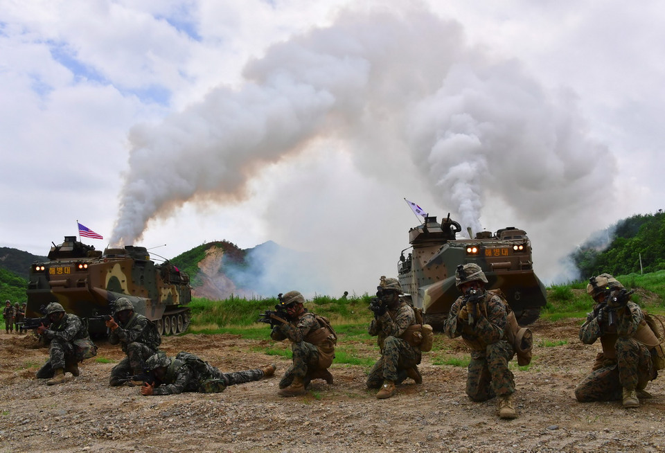 Phía Hàn Quốc triển khai khoảng 100 xe tăng K-1, phương tiện tấn công đổ bộ, máy bay trực thăng vận tải và pháo, trong khi phía Mỹ đưa khoảng 50 máy bay trực thăng tấn công và pháo M777 cỡ nòng 155 ly tham gia cuộc tập trận. (Nguồn: AFP/TTXVN)