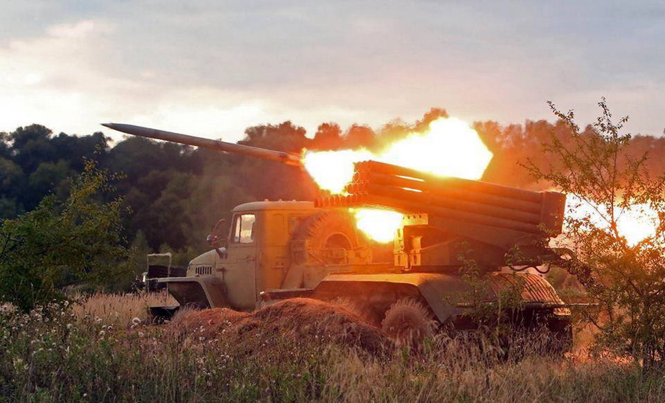 Hỏa lực pháo binh BM-21. Trong vòng 20 giây, BM-21 có thể phóng cùng lúc 40 quả đạn 122mm lên bầu trời với phạm vi tấn công hiệu quả lên tới 20km và hủy diệt hoàn toàn một khu vực rộng lớn chỉ sau một lượt phóng. Bức ảnh chụp tại buổi thực tập súng của pháo binh Quân đoàn Baltic Coast Fleet ở phạm vi Pavenkovo, Kaliningrad Region. (Nguồn: Sputnik/Igor Zarembo)