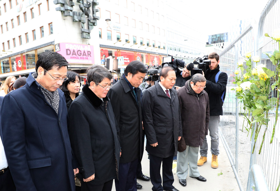 Đoàn đại biểu cấp cao Quốc hội Việt Nam đang ở thăm chính thức Thụy Điển đã đến đặt hoa tưởng niệm các nạn nhân và gửi lời chia buồn đến nhân dân và chính quyền thành phố Stockholm. (Ảnh: Trọng Đức/TTXVN)