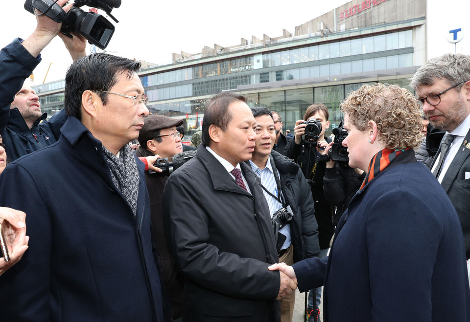  Sau vài giờ xảy ra vụ khủng bố bằng xe tải trên phố Drottninggatan ở thủ đô Stockholm (Thụy Điển) làm 5 người chết và nhiều người bị thương, sáng 8/4, theo giờ địa phương (chiều cùng ngày, theo giờ Hà Nội), Đoàn đại biểu cấp cao Quốc hội Việt Nam đang ở thăm chính thức Thụy Điển đã đến đặt hoa tưởng niệm các nạn nhân và gửi lời chia buồn đến nhân dân và chính quyền thành phố Stockholm. (Nguồn: TTXVN)