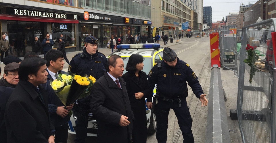 Đoàn đại biểu cấp cao Quốc hội Việt Nam đặt hoa tưởng niệm. (Nguồn: Vietnam+)