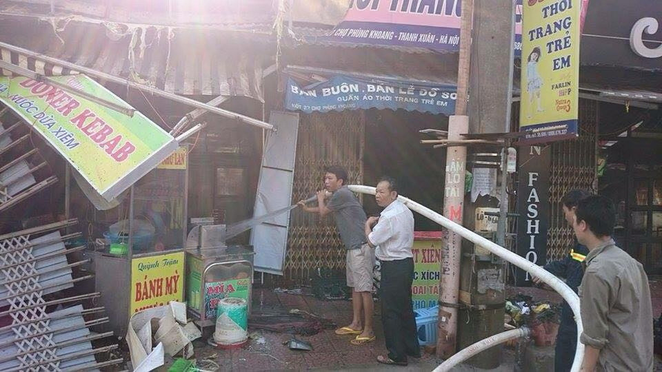 Những người chứng kiến cho hay, lửa bắt đầu phát ra từ kiốt số 26 đường Phùng Khoang, thuộc chợ Phùng Khoang rồi nhanh chóng lan rộng.