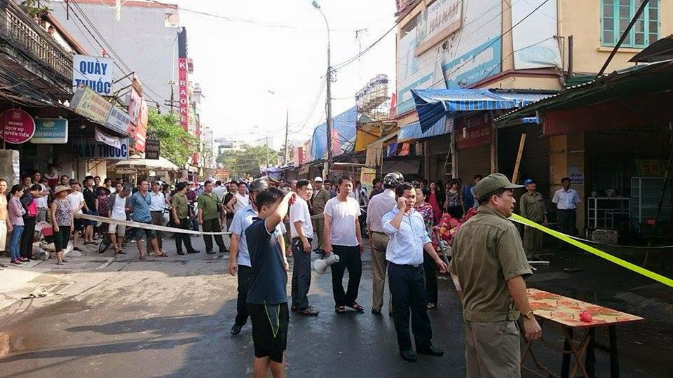 Người dân đã phải phá cửa để giải cứu cho 2 mẹ con chủ nhà mắc kẹt bên trong. Rất may không có thiệt hại về người.