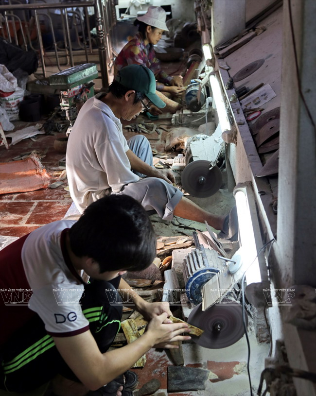 Làng nghề mỹ nghệ Thụy Ứng cũng là nơi thu hút một lượng lớn lao động trong và ngoài xã. (Ảnh: Trịnh Văn Bộ - Báo ảnh Việt Nam)