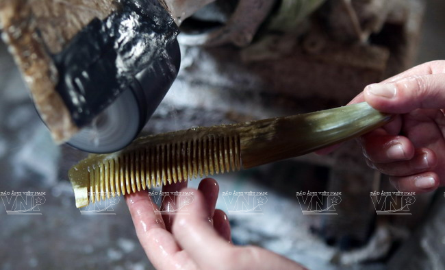 Những chiếc lược sừng thành phẩm được mài bóng trước khi xuất xưởng. (Ảnh: Trịnh Văn Bộ - Báo ảnh Việt Nam)