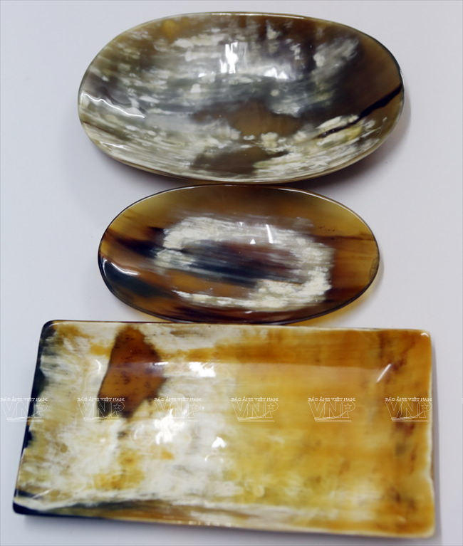 Những chiếc đĩa và khay được chế tác bằng sừng tại làng nghề Thụy Ứng. (Ảnh: Trịnh Văn Bộ - Báo ảnh Việt Nam)