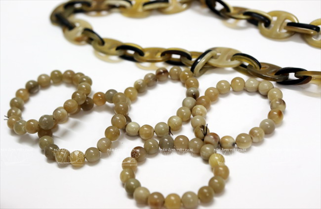 Vòng đeo tay từ chất liệu sừng. (Ảnh: Trịnh Vă Bộ - Báo ảnh Việt Nam)