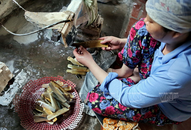 Từ đôi tay khéo léo của người dân làng Thụy Ứng, những chiếc lược sừng đẹp về mẫu mã được cung cấp cho thị trường trong và ngoài nước. (Ảnh: Trịnh Văn Bộ - Báo ảnh Việt Nam)