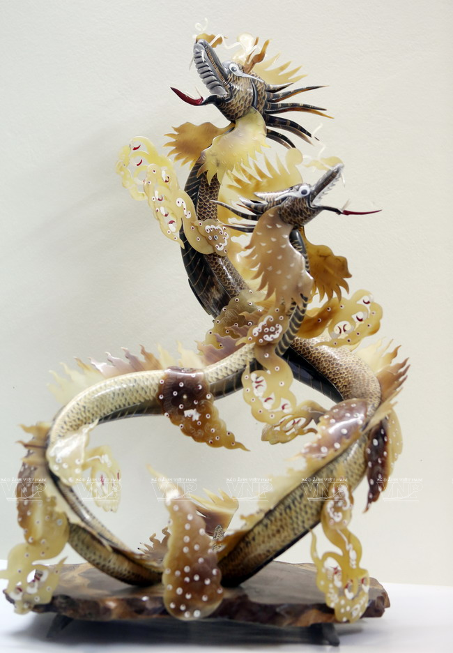  Từ những chiếc sừng bò, người dân làng nghề Thụy Ứng làm ra tác phẩm “Song Long” độc đáo. (Ảnh: Trịnh Văn Bộ - Báo ảnh Việt Nam)