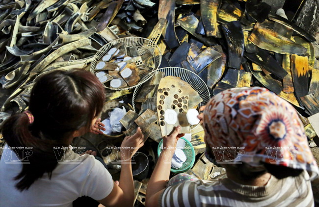 Công nhân sơ chế nguyên liệu tại xưởng sản xuất của gia đình anh Nguyễn Văn Long ở làng nghề Thụy Ứng. (Ảnh: Trịnh Văn Bộ - Báo ảnh Việt Nam)