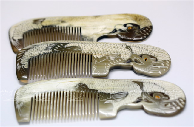 Những chiếc lược sừng chạm trổ hình rồng tinh xảo và khéo léo. (Ảnh: Trịnh Văn Bộ - Báo ảnh Việt Nam)
