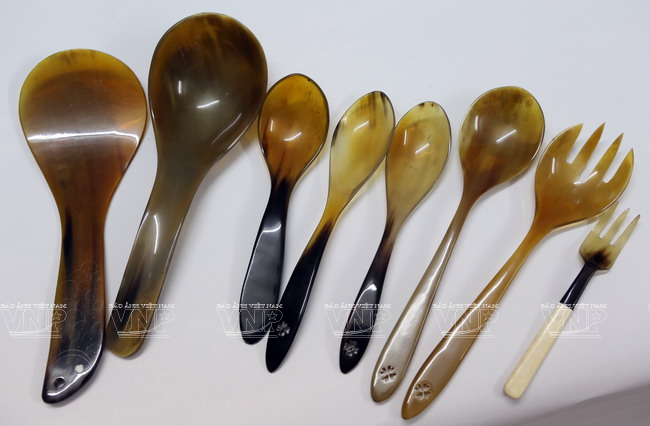  Các vật dụng dùng trong bữa ăn hàng ngày được làm ra từ sừng bò. (Ảnh: Trịnh Văn Bộ - Báo ảnh Việt Nam)