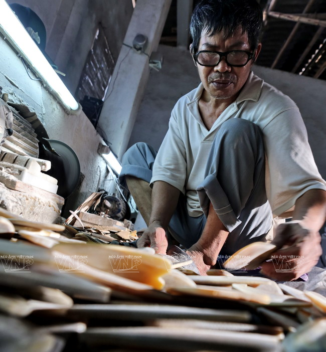 Công nhân làm việc tại xưởng sản xuất mỹ nghệ của gia đình bà Mười Sử. (Ảnh: Trịnh Văn Bộ - Việt Nam)