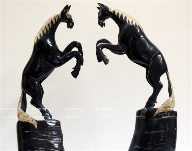 Sản phẩm sừng mỹ nghệ có tên “Song mã” được sản xuất tại làng nghề Thụy Ứng. (Ảnh: Trịnh Văn Bộ - Báo ảnh Việt Nam)