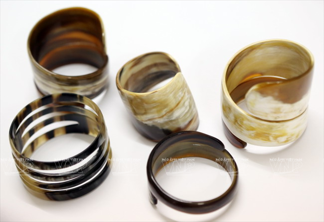 Những chiếc nhẫn tinh xảo được làm từ sừng bò của người dân làng Thụy Ứng. (Ảnh: Trịnh Văn Bộ - Báo ảnh Việt Nam)