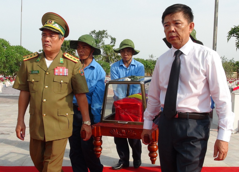 Lễ truy điệu và an táng hài cốt liệt sỹ. (Ảnh: Đức Thọ/TTXVN