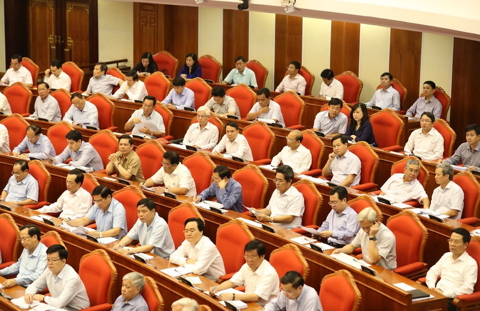  Các đại biểu làm việc tại Hội trường thảo luận về Đề án cải cách chính sách tiền lương. (Ảnh: Trí Dũng/TTXVN)