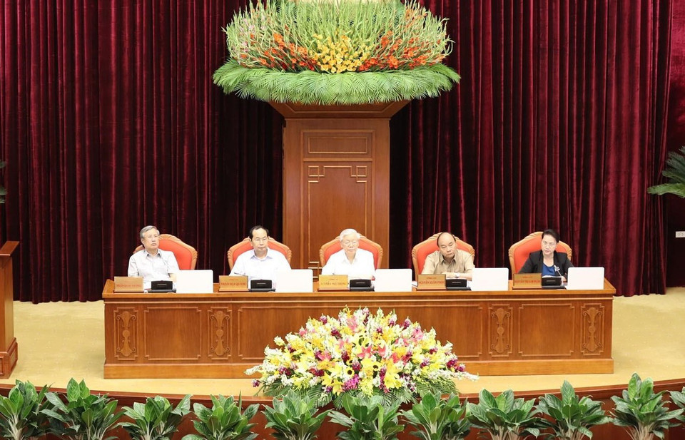  Các đồng chí lãnh đạo Đảng, Nhà nước chủ trì Phiên thảo luận về Đề án cải cách chính sách tiền lương. (Ảnh: Trí Dũng/TTXVN)