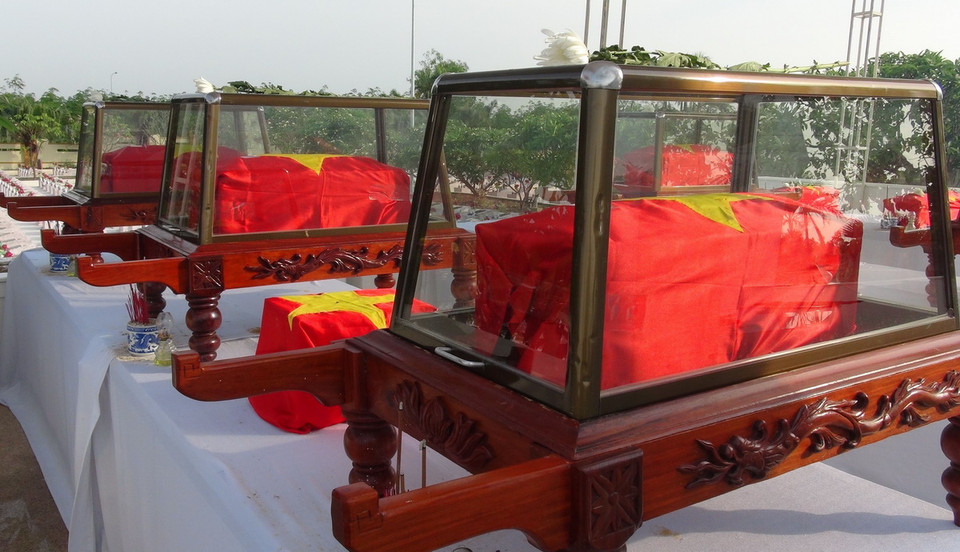 Lễ truy điệu và an táng hài cốt liệt sỹ. (Ảnh: Đức Thọ/TTXVN