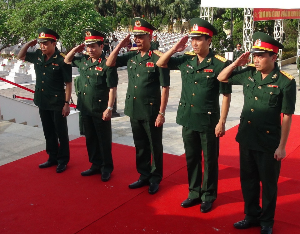 Lễ truy điệu và an táng hài cốt liệt sỹ. (Ảnh: Đức Thọ/TTXVN