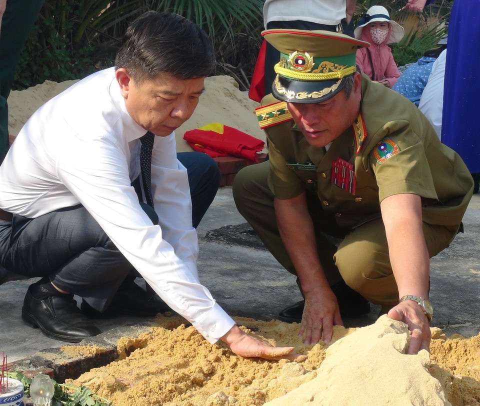 Lễ truy điệu và an táng hài cốt liệt sỹ. (Ảnh: Đức Thọ/TTXVN