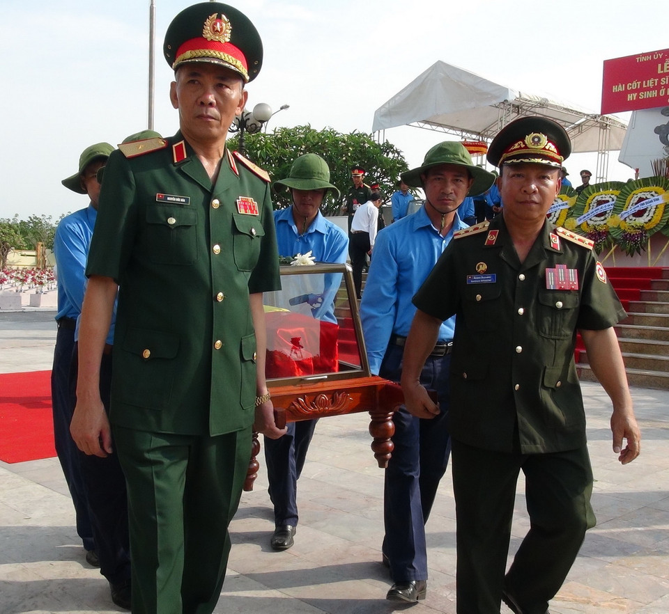 Lễ truy điệu và an táng hài cốt liệt sỹ. (Ảnh: Đức Thọ/TTXVN)