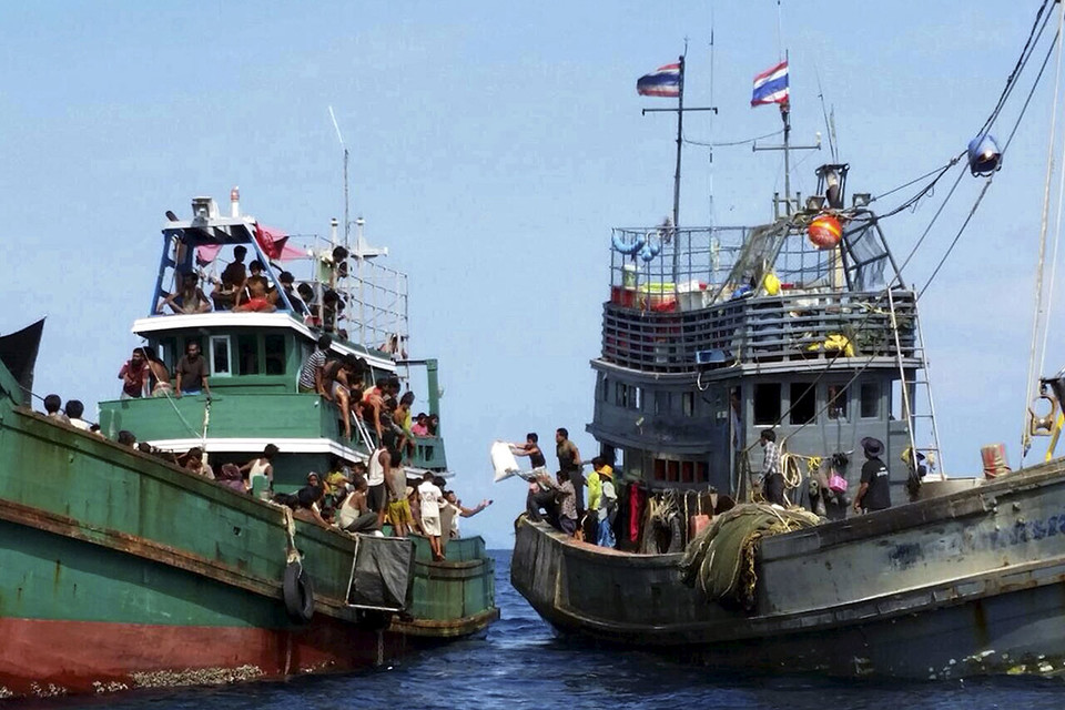 Các ngư dân cung cấp thức ăn cho người nhập cư cách bờ biển Koh Lipe 17km. (Nguồn: AFP)