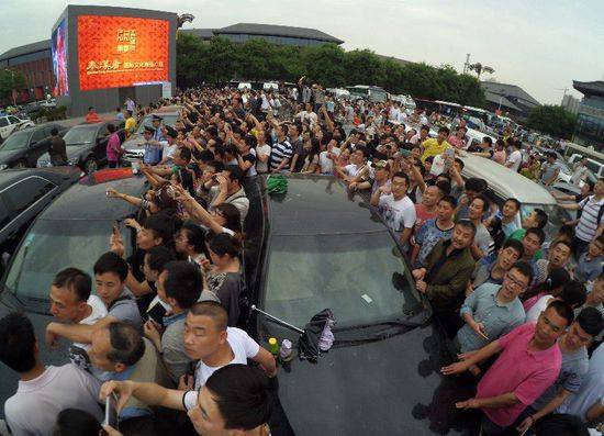 Người dân Trung Quốc 'phát cuồng' vì chuyến thăm của Thủ tướng Ấn Độ. (Nguồn: CCTVNews)