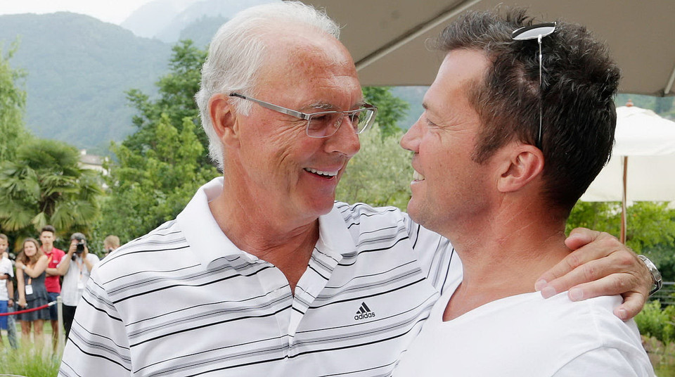 Cựu huấn luyện viên Beckenbauer và cầu thủ xuất sắc của giải vô địch thế giới năm 1990 gặp mặt tại lễ kỷ niệm 25 năm. (Ảnh: Nguồn Dfb.de)
