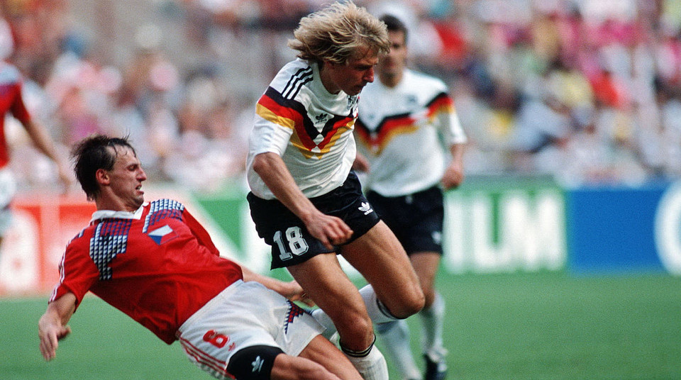Jürgen Klinsmann (phải) và Frantisek Straka trong trận tứ kết giữa Đức và Cộng hòa Séc. (Ảnh: Nguồn Dfb.de)