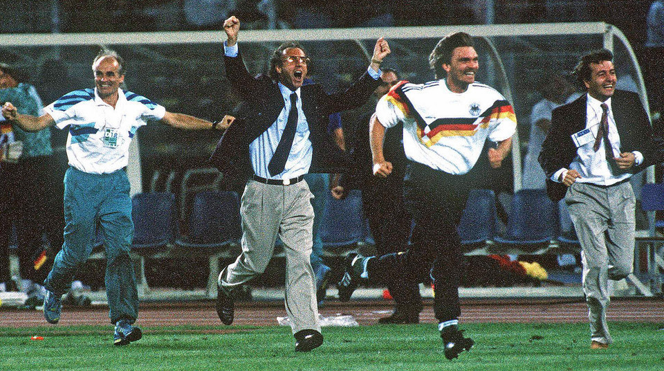 Người phát ngôn Niersbach, Steiner, Beckenbauer và Liesen ăn mùng chiến thắng khi trận chung kết kết thúc (Ảnh: Nguồn Dfb.de)