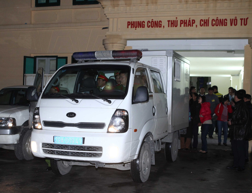 Xe cảnh sát dẫn giải bị cáo Dương Chí Dũng và các đồng phạm sau khi kết thúc phiên tòa tuyên án. (Ảnh: Doãn Tấn/TTXVN)