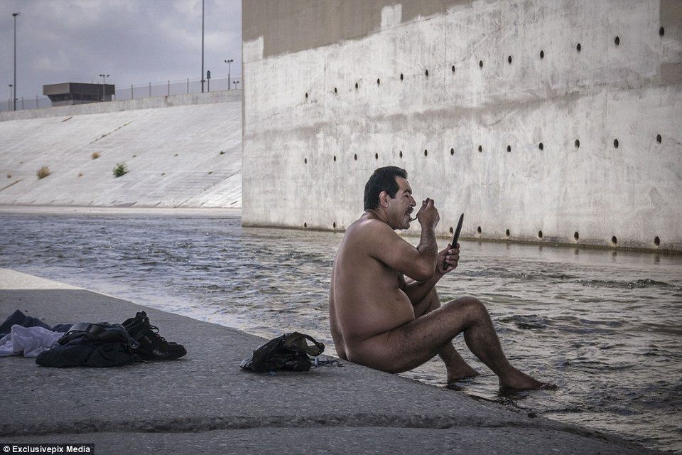 Hai bên bờ sông này được Hollywood sử dụng như 'phim trường ngoài trời' lại là nơi hàng trăm người vô gia cư sinh sống. (Nguồn: Dailymail)