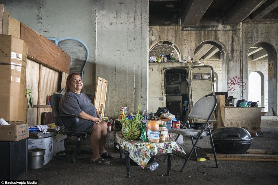 Cecilia ngồi ở gầm cầu Street 1St. (Nguồn: Dailymail)