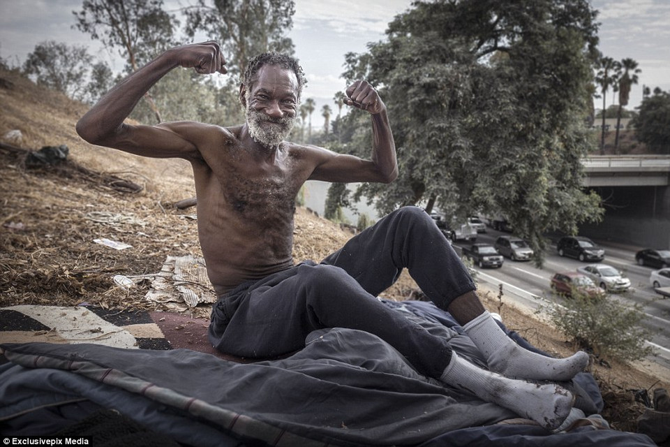 Ước tính có khoảng 48.000 người vô gia cư sống ở Los Angeles, bởi vậy thành phố này còn được gọi là 'thiên đường của người vô gia cư.' (Nguồn: Dailymail)