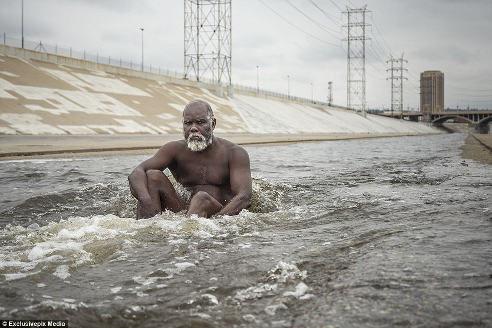 Ông Grabiel, một người vô gia cư đang tắm trên sông Los Angeles. (Nguồn: Dailymail)