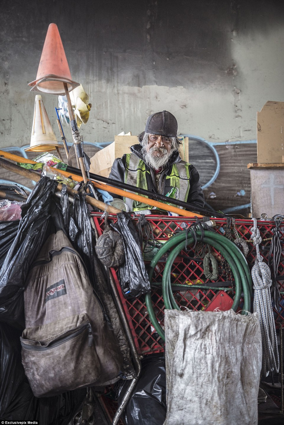 Ông Ignacio đã nhặt được rất nhiều thứ sau một ngày vào thành phố, ông có thể bán chúng để mua thức ăn. (Nguồn: Dailymail)