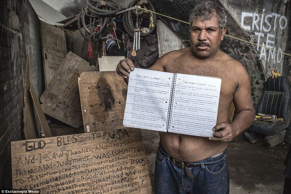 Mặc dù không biết tiếng Anh nhưng anh vẫn dành cả ngày để chép những dòng trong kinh thánh lên miếng gỗ. (Nguồn: Dailymail)