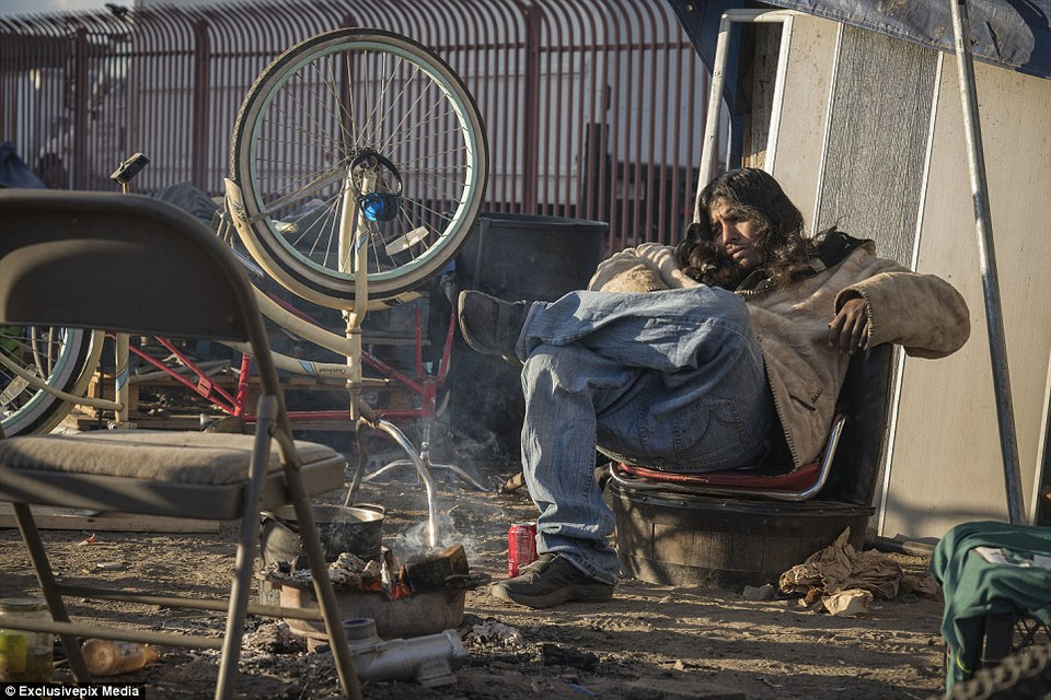 Một 'cư dân' làm nhà dưới đường ray nối giữa phố Washington và sông L.A. (Nguồn: Dailymail)