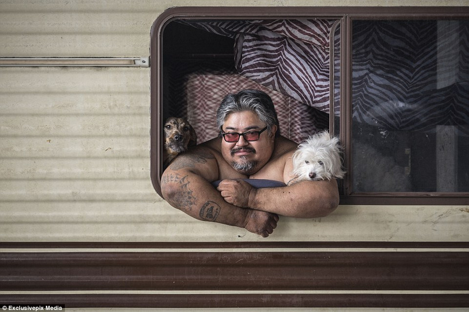 Roul cùng 2 chú chó của mình sống trong một ngôi nhà lưu động bên bờ sống Los Angeles.(Nguồn: Dailymail)