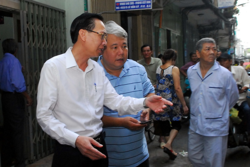 Phó chủ tịch Uỷ ban Nhân dân Thành phố Hồ Chí Minh Lê Thanh Liêm (áo sơmi trắng) đã đến hiện trường vụ cháy để chỉ đạo công tác điều tra và khắc phục vụ việc. (Ảnh: Mạnh Linh/TTXVN) 