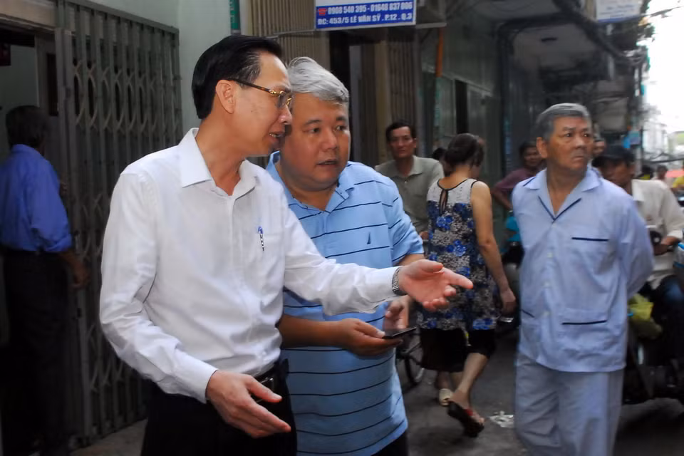 Phó chủ tịch Uỷ ban Nhân dân Thành phố Hồ Chí Minh Lê Thanh Liêm (áo sơmi trắng) đã đến hiện trường vụ cháy để chỉ đạo công tác điều tra và khắc phục vụ việc. (Ảnh: Mạnh Linh/TTXVN) 