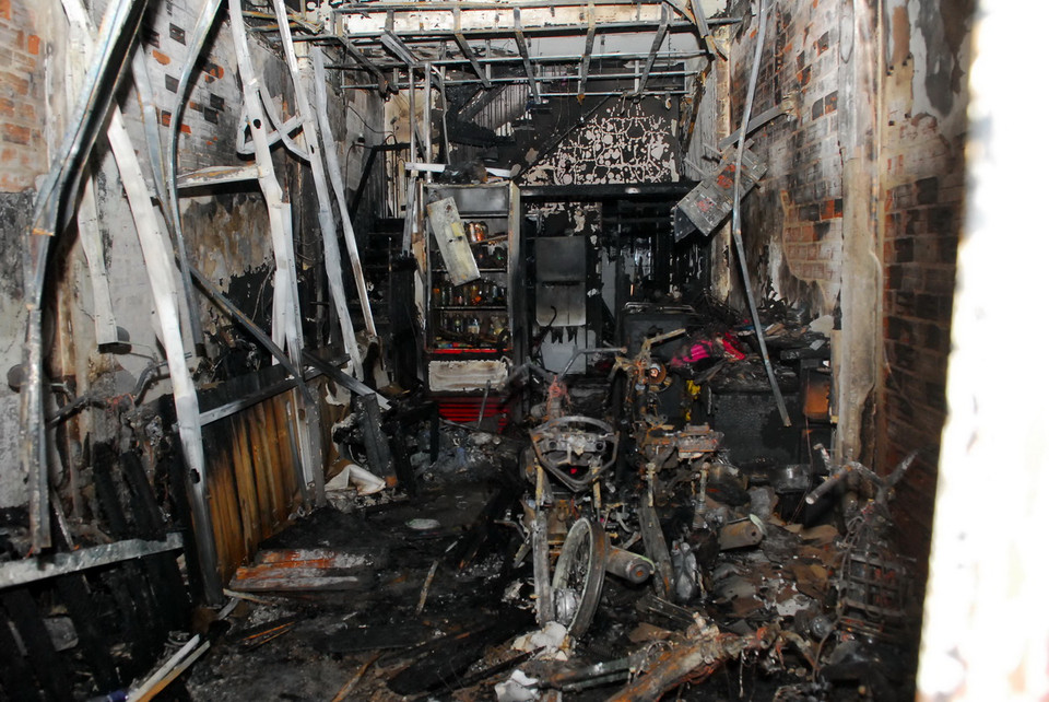 Sau khi dập tắt đám cháy, 6 người được đưa ra ngoài, tuy nhiên đều đã tử vong. Riêng 2 người nhảy từ trên lầu xuống đất bị thương được đưa đi cấp cứu tại bệnh viện 115. Đến 7h sáng cùng ngày, Phó chủ tịch Ủy ban Nhân dân Thành phố Hồ Chí Minh Lê Thanh Liêm đã đến hiện trường để chỉ đạo công tác điều tra và khắc phục hậu quả. (Ảnh: Mạnh Linh/TTXVN)