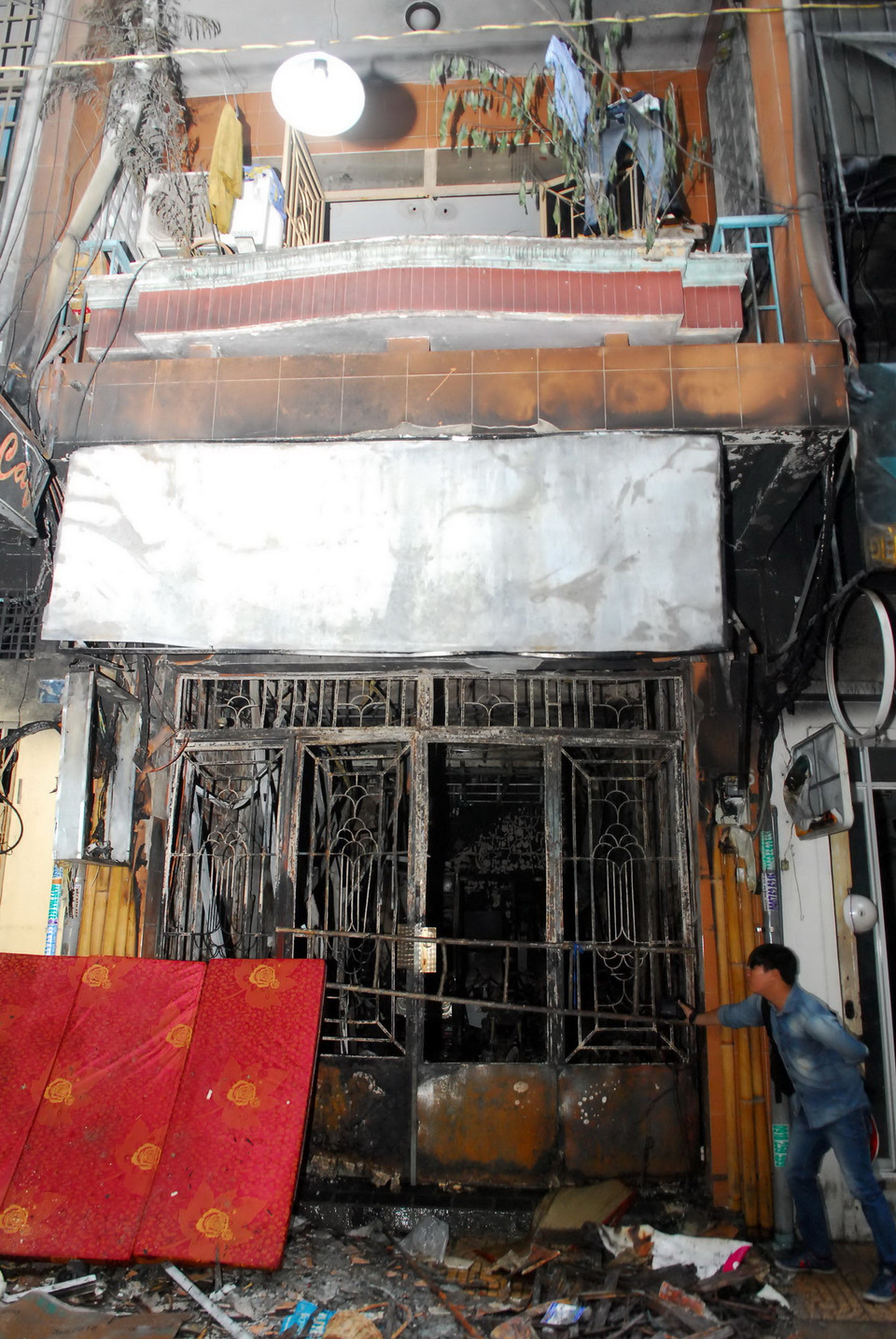 Hiện trường vụ cháy vẫn đang được phong tỏa để điều tra làm rõ. (Ảnh: Mạnh Linh/TTXVN)