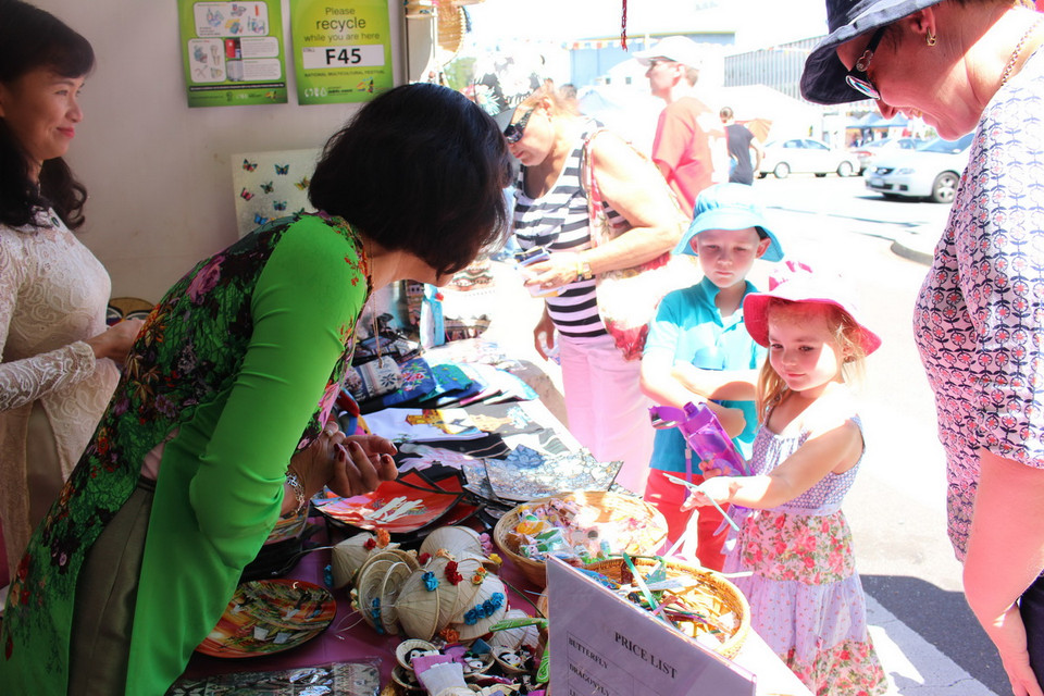 Rất nhiều du khách ghé thăm và bày tỏ tôi đã đi Việt Nam và tới đây sẽ quay trở lại, tôi rất yêu Việt Nam. (Ảnh: Sao Băng/Vietnam+)