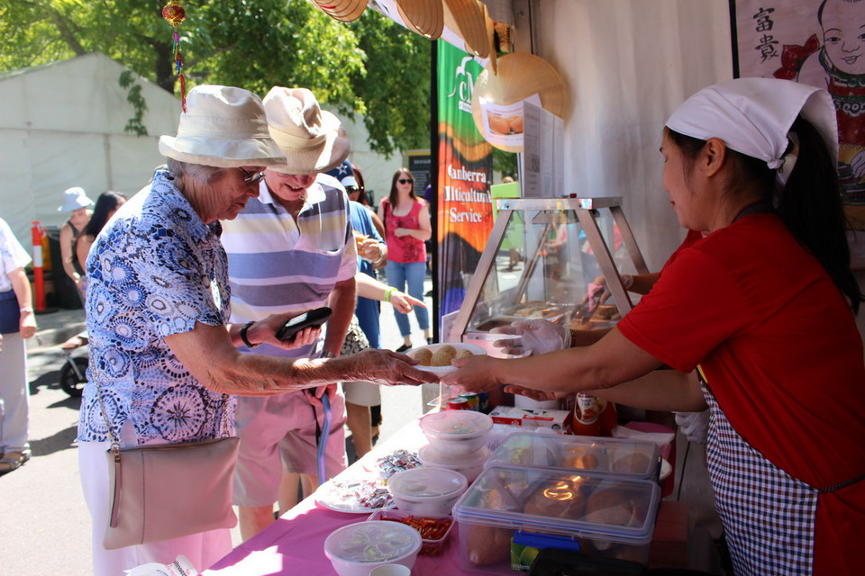 Các du khách được thưởng thức các món truyền thống của Việt Nam như phở bò nem rán, nem tươi, bánh rán, bánh đậu xanh, kẹo lạc, càphê Việt… đều tỏ ra rất thích thú. (Ảnh: Sao Băng/Vietnam+)