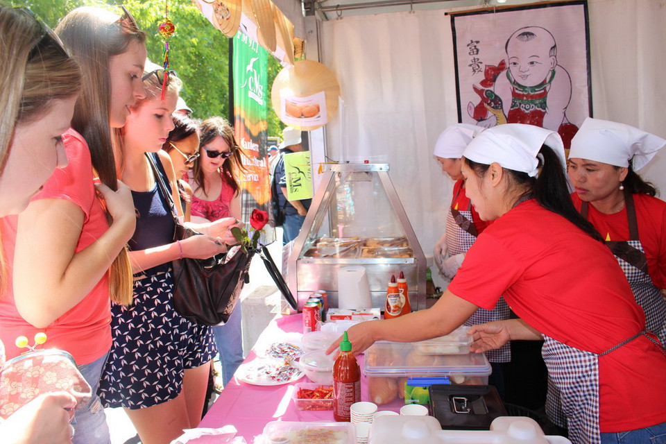 Đặc biệt là gian hàng đồ lưu niệm đẹp mắt với màu sắc rực rỡ thu hút sự ghé thăm của nhiều du khách. (Ảnh: Sao Băng/Vietnam+) 