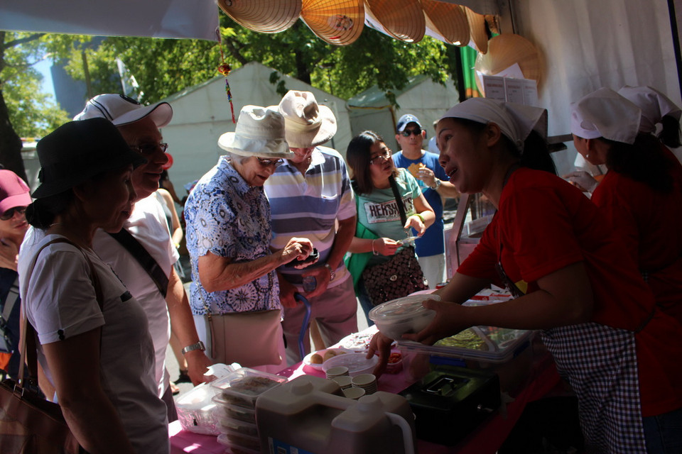 Tại Lễ hội đa văn hóa 2016 ở thủ đô Canberra, Australia diễn ra từ ngày 12 -14/2, gian hàng đồ lưu niệm và thực phẩm của Việt Nam do Đại sứ quán Việt Nam tổ chức đã thu hút rất nhiều du khách tham quan. (Ảnh: Sao Băng/Vietnam+)